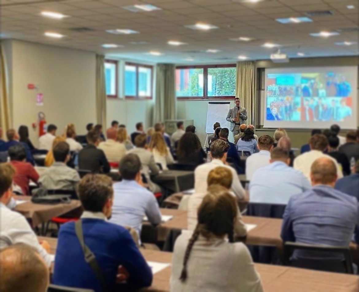 Formazione dal vivo, sala con oltre 100 persone
